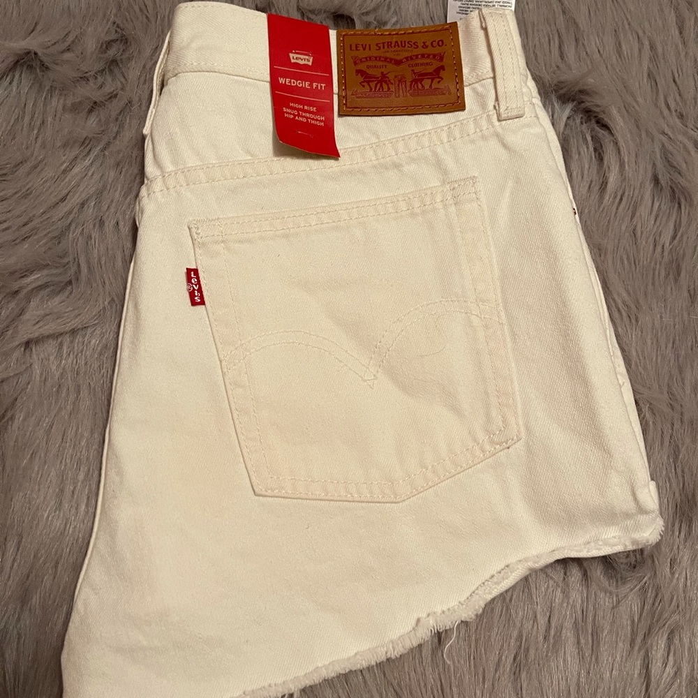 Levi’s wedgie fit high rise shorts size 31 NWT